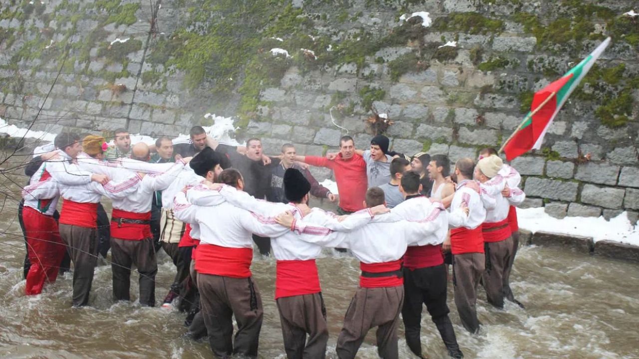 На Йордановден навсякъде, където има водоем, се извършва ритуалното хвърляне