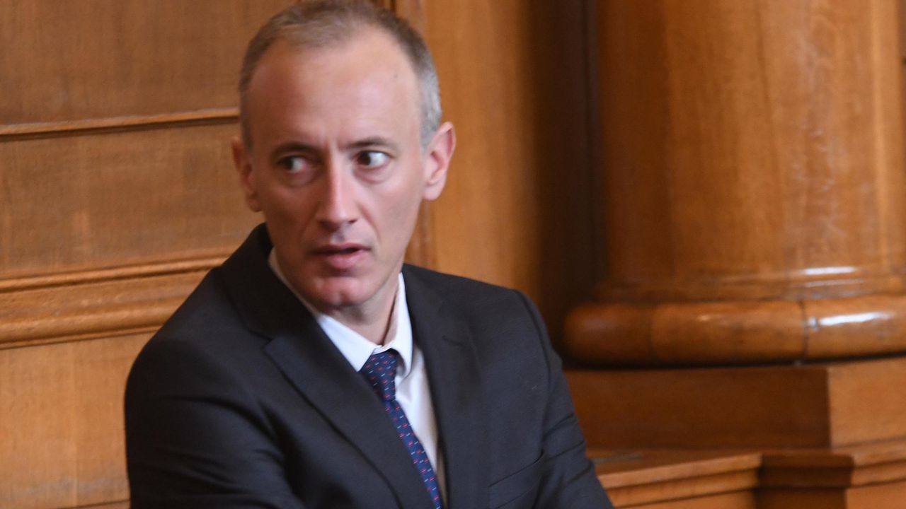 Министър Вълчев добави, че най-големият проблем на образователната инфраструктура е