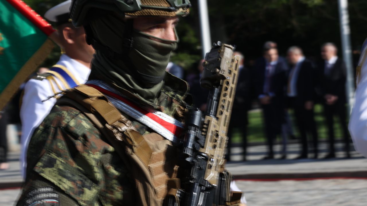 Трябва ли да се върнат наборната служба и военното обучение в клас