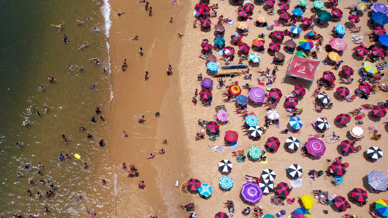 Днес времето над страната отново ще бъде слънчево и горещо.