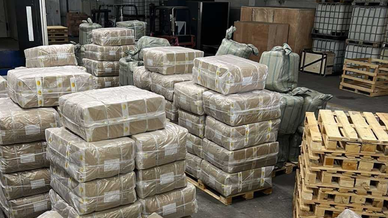 Митническите служители в Русе задържаха над 74 000 текстилни изделия