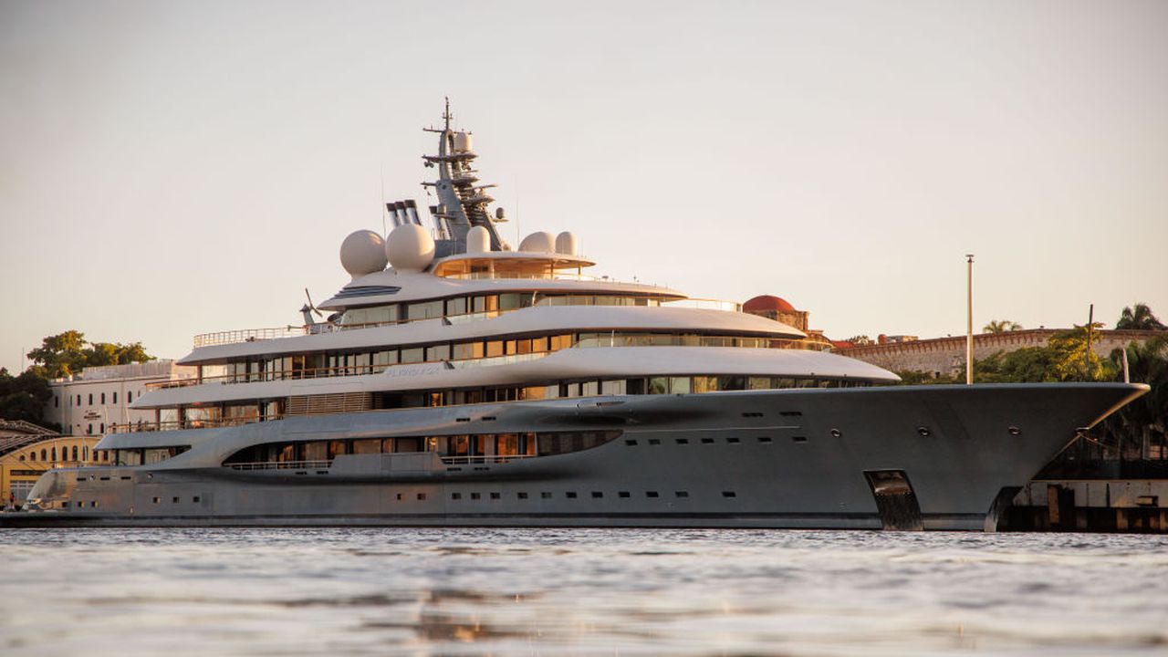 САЩ обявиха на търг луксозна яхта, конфискувана от санкциониран руски олигарх