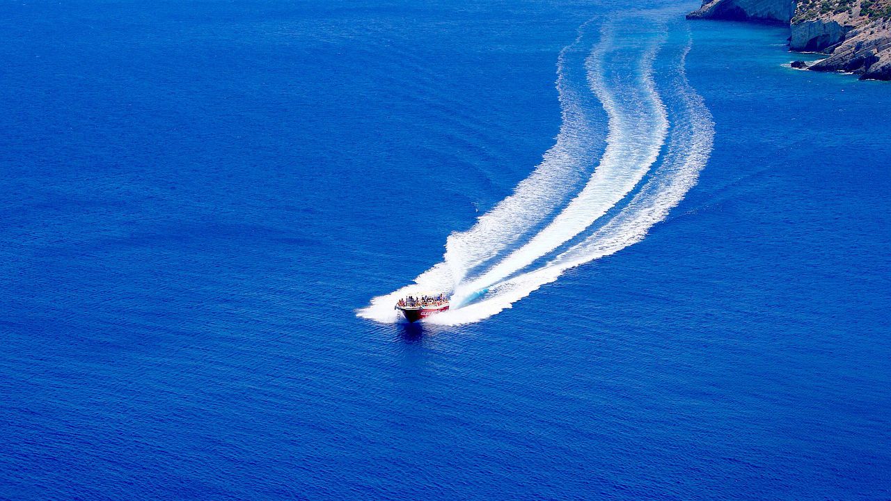 Трима души бяха ранени, след като лодка със седем пътници