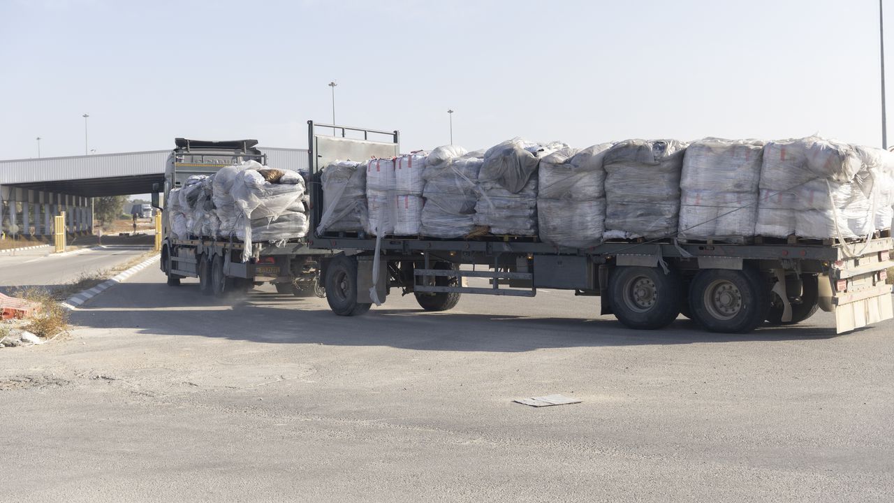 Камиони с хуманитарна помощ се преобърнаха в Газа, има поне 20 жертви