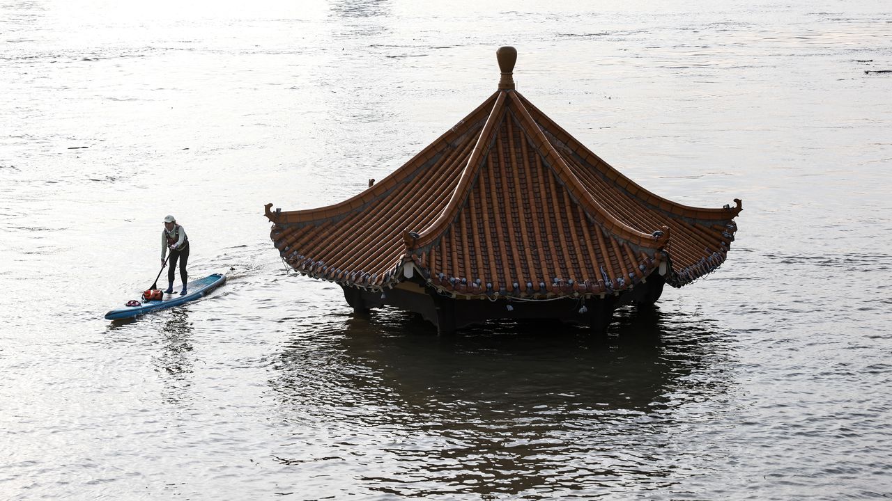 Спасителните екипи бързат да разчистят пътищата и разрушенията, причинени от