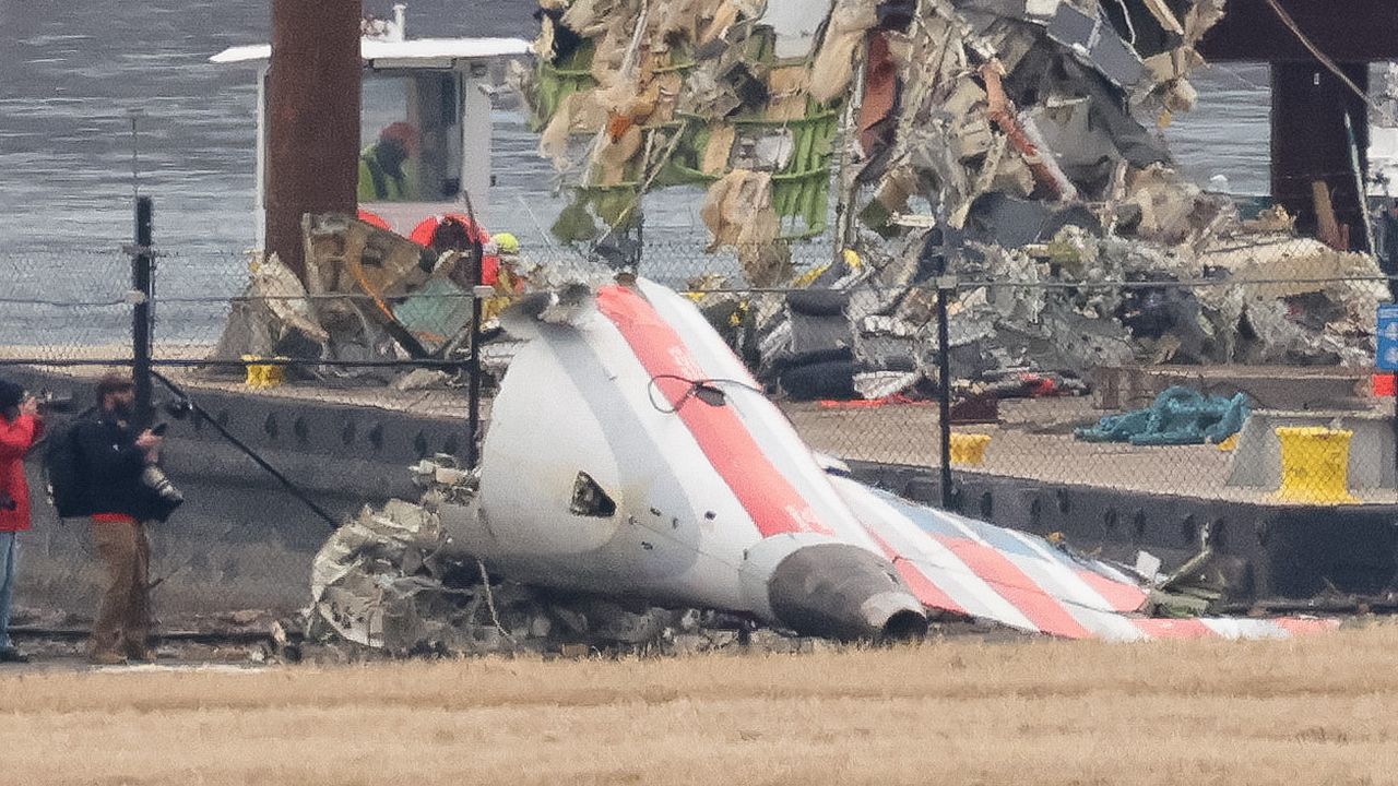 Най-малко четирима души загинаха при самолетна катастрофа на летище Жижел