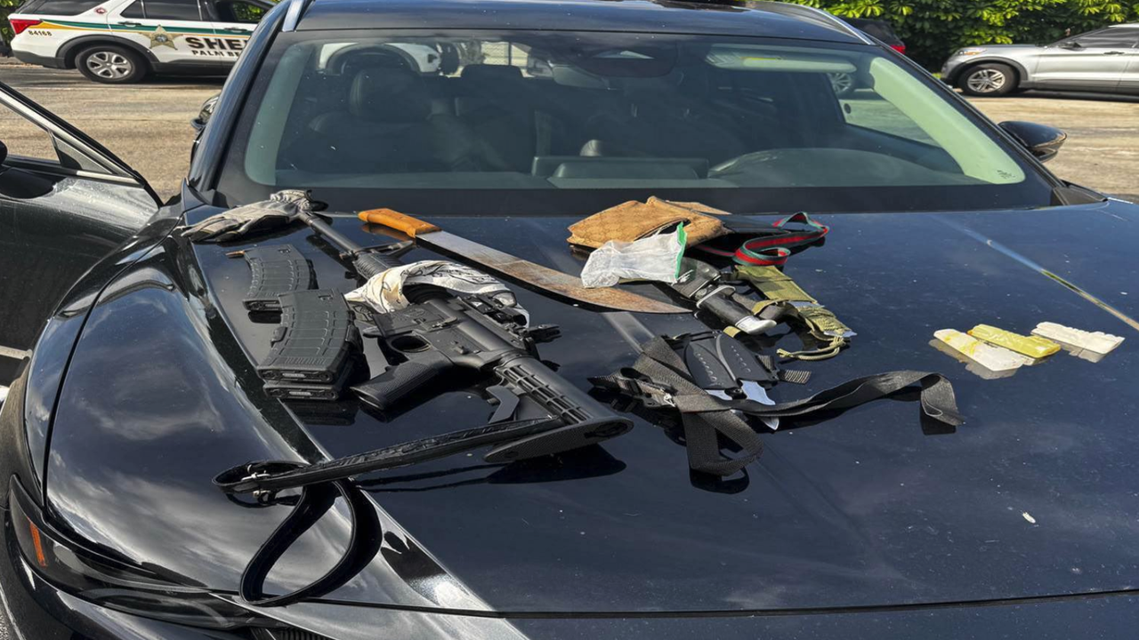 Мъж, идентифициран като Майкъл Родригес, бе задържан на международното летище