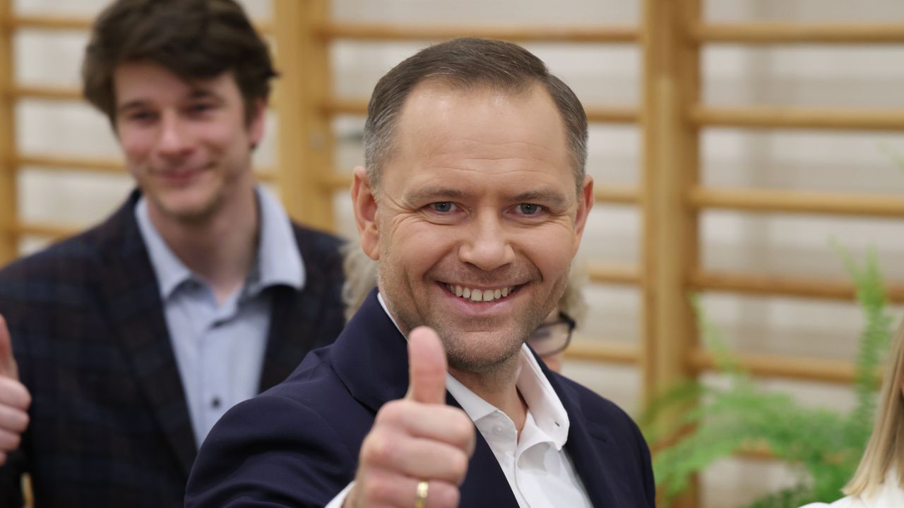 Новият президент на Полша Карол Навроцки положи клетва днес, предадоха