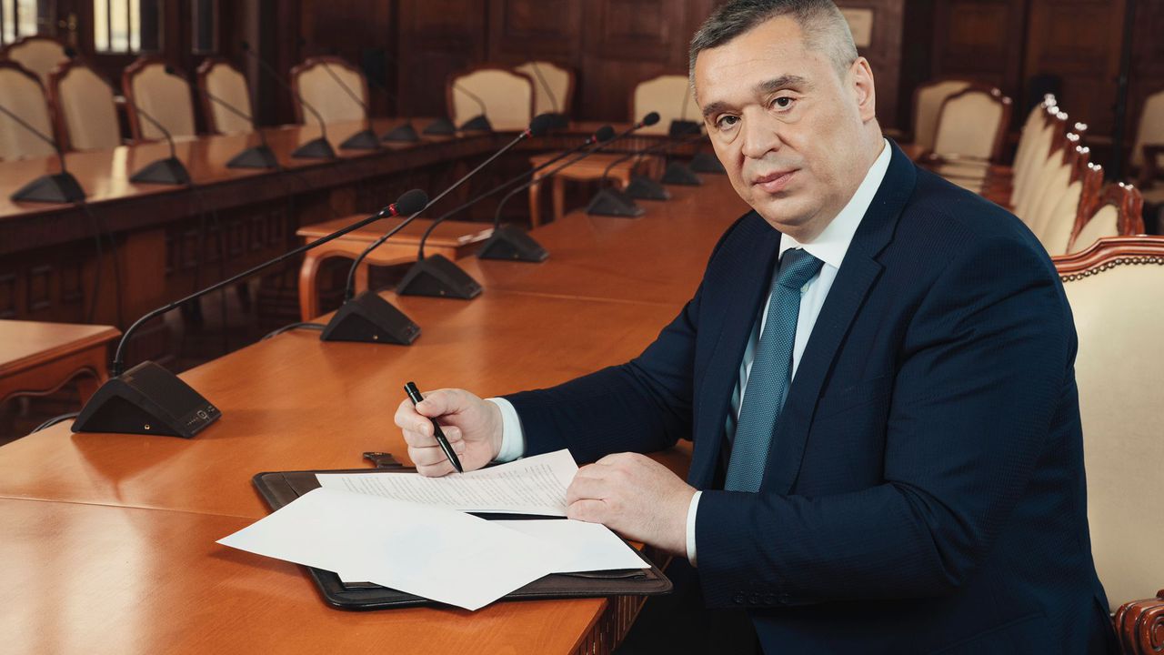 Тахов свиква извънреден УС на ДФЗ за одобрение на индивидуална помощ за пострадалите от пожарите стопани