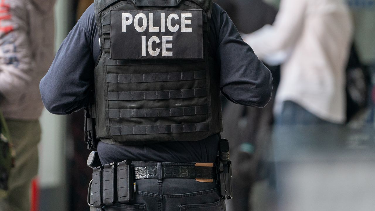 Имиграционните власти в САЩ съобщиха, че са задържали 475-ма души,