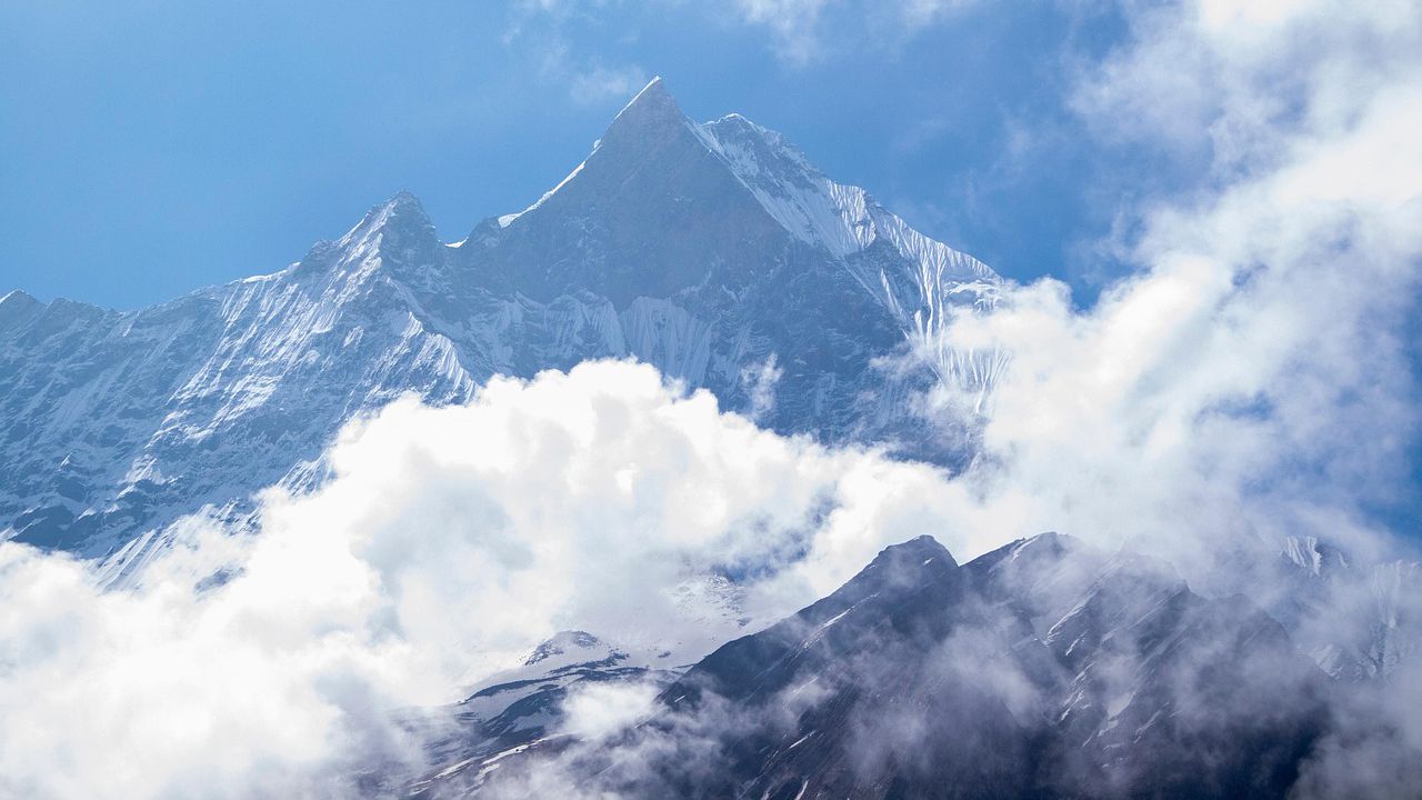 Един загина, а десетки са с хипотермия след снежната буря на Еверест