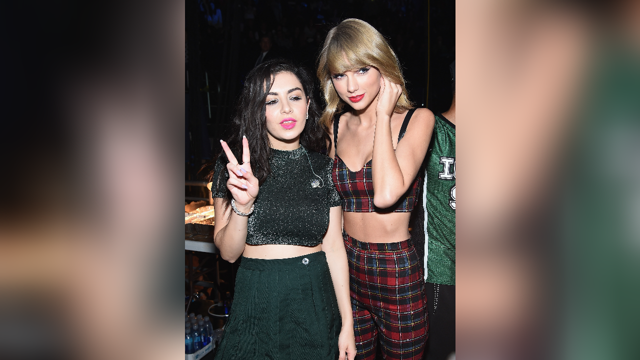 Getty Images: Charli XCX и Тейлър Суифт. Декември, 2014 г.