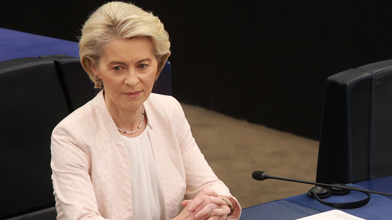 Критики и похвали отправиха евродепутатите към Урсула фон дер Лайен по време на дебатите около внесените срещу нея два вота на недоверие