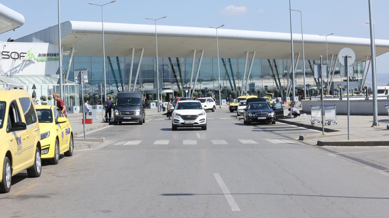 Общинска съветничка от арменска делегация била съблечена при проверка на летището в София