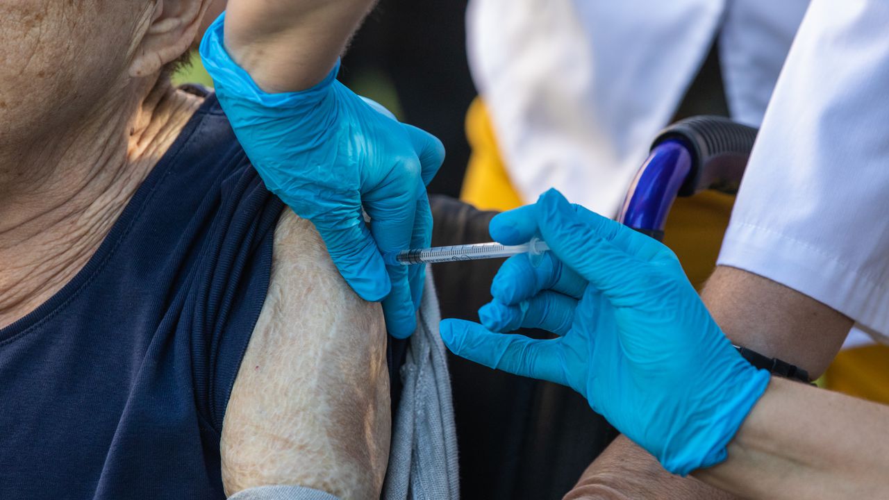 Противогрипните ваксини ще са с 20% повече, 440 хил. ще се поставят на възрастни над 65 години