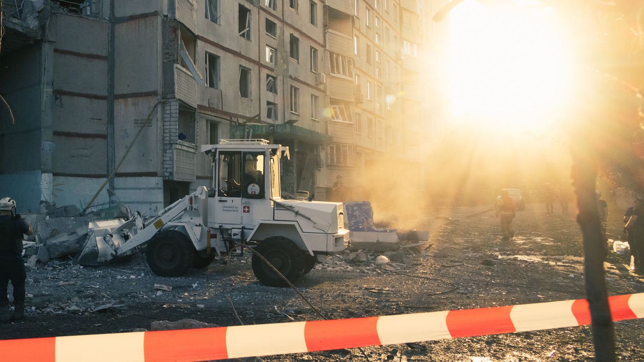 Удар по родилен дом в украинския град Суми: показаха как изглежда сградата след атака с дрон