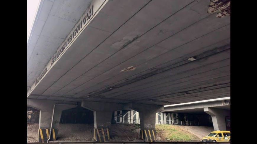 Парче бетон падна върху кола с 2-годишно дете в нея в София