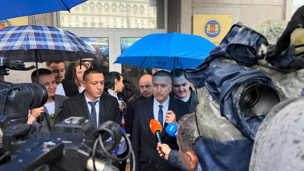 Протест пред сградата на Антикорупционната комисия