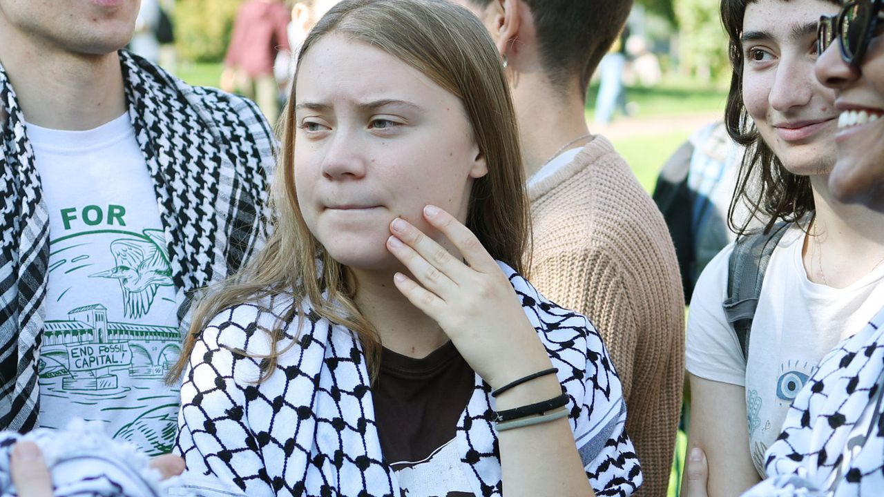 Посрещнаха Грета Тунберг в Атина