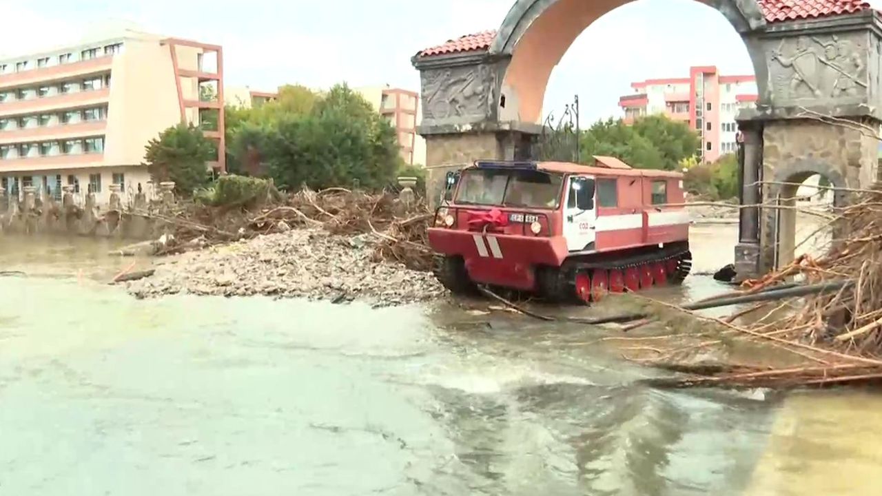 Амфибията, с която бяха спасени много хора, патрулира из курорта Елените