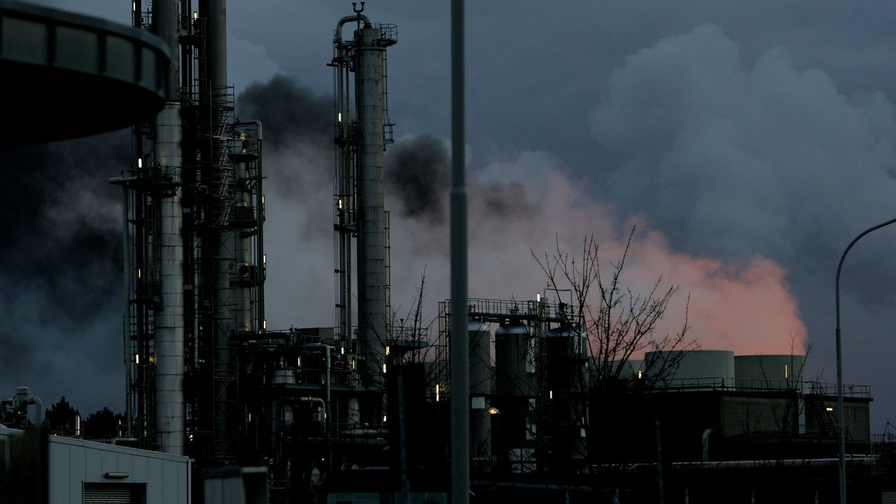 Украйна: Ударихме голям руски завод за експлозиви и петролен терминал