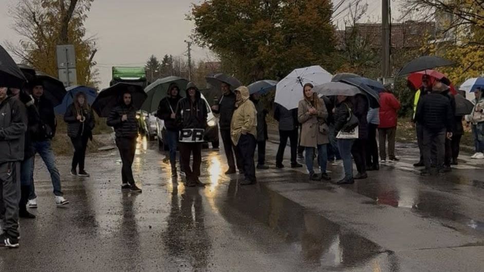 Участъкът е дълъг три километра, добави той.Всичко се движи от