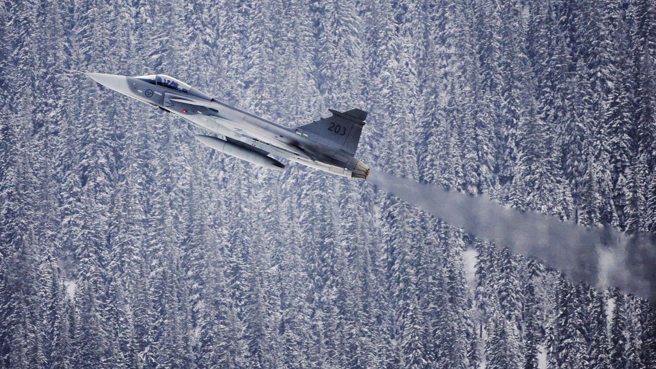 Швеция може да помогне за финансирането на сделката за изтребители "Грипен" за Украйна, заяви шведският министър на отбраната