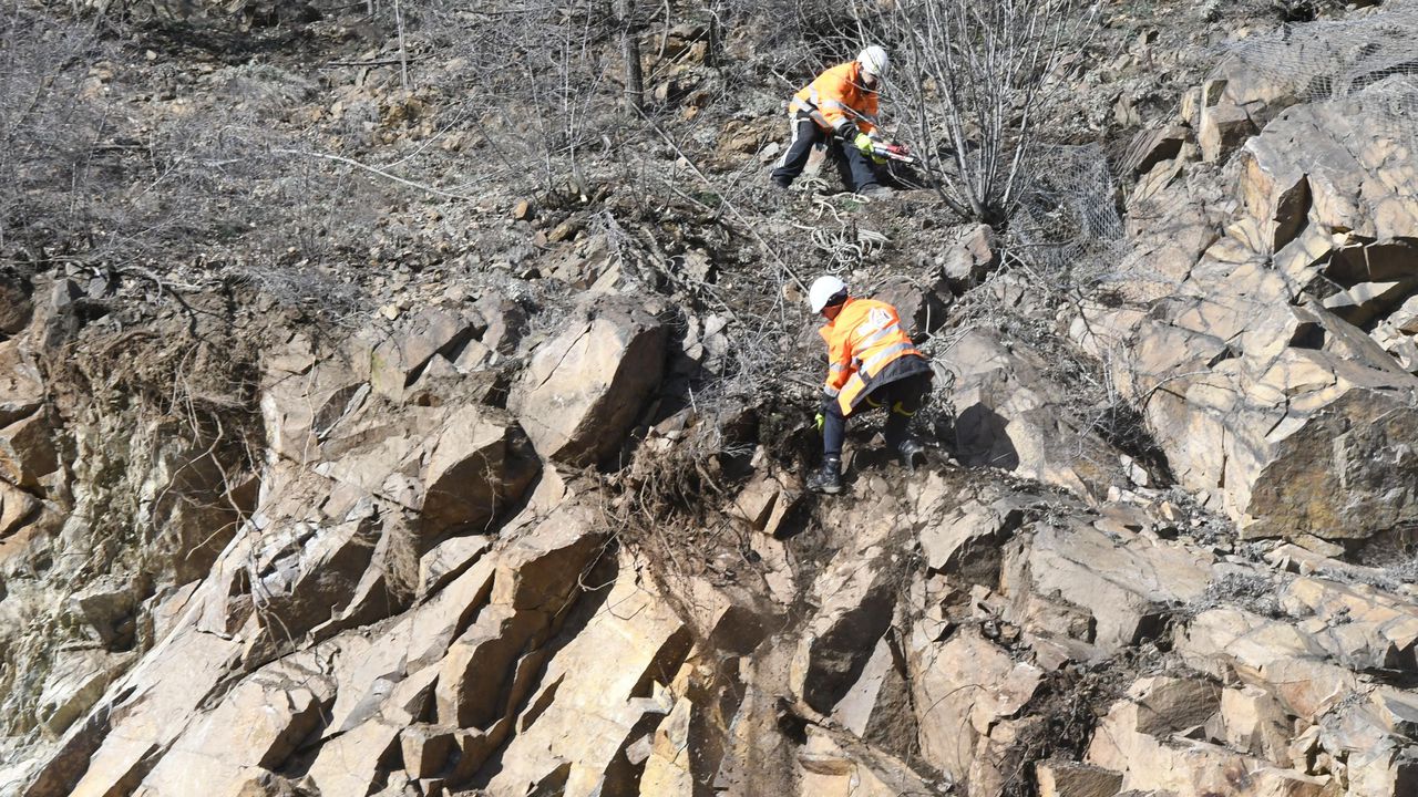 Паднала е земна маса върху платното за движение в посока