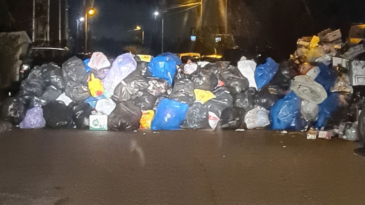 Барикадираха улица с чували с боклук в кв. Левски.Тази нощ