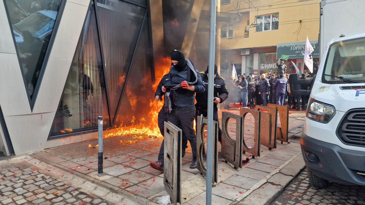 Съдът гледа мерките на четиримата задържани за вандалските прояви пред сградата на ЕК в София
