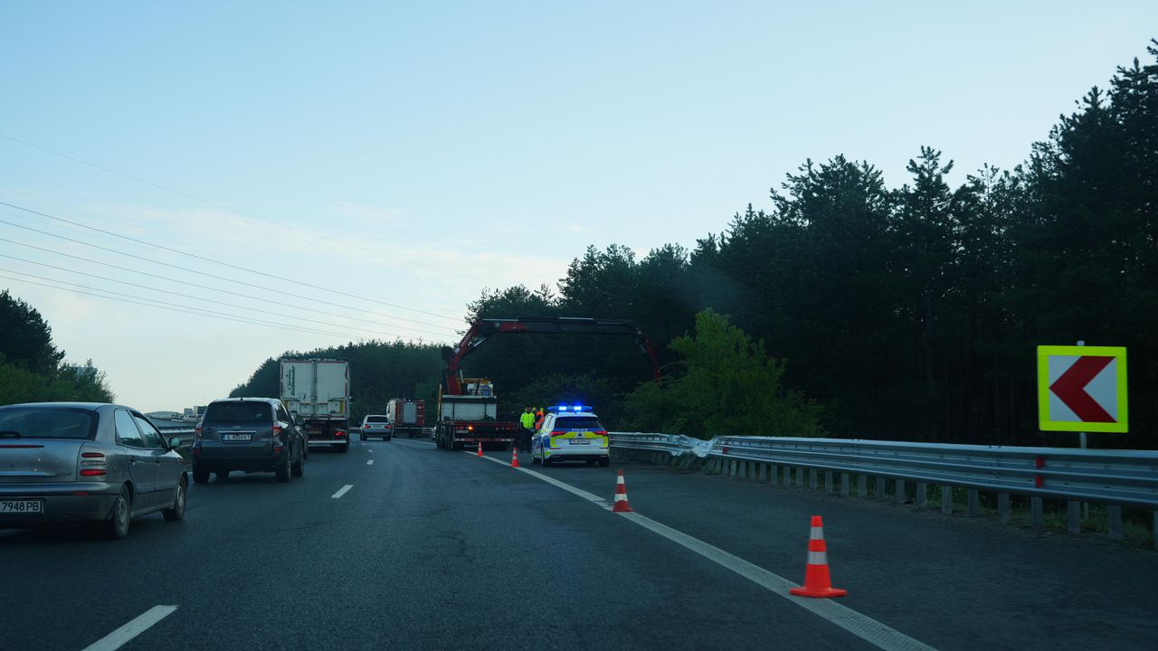 Автомобил прелетя над мантинелата и падна в дере на АМ „Струма“