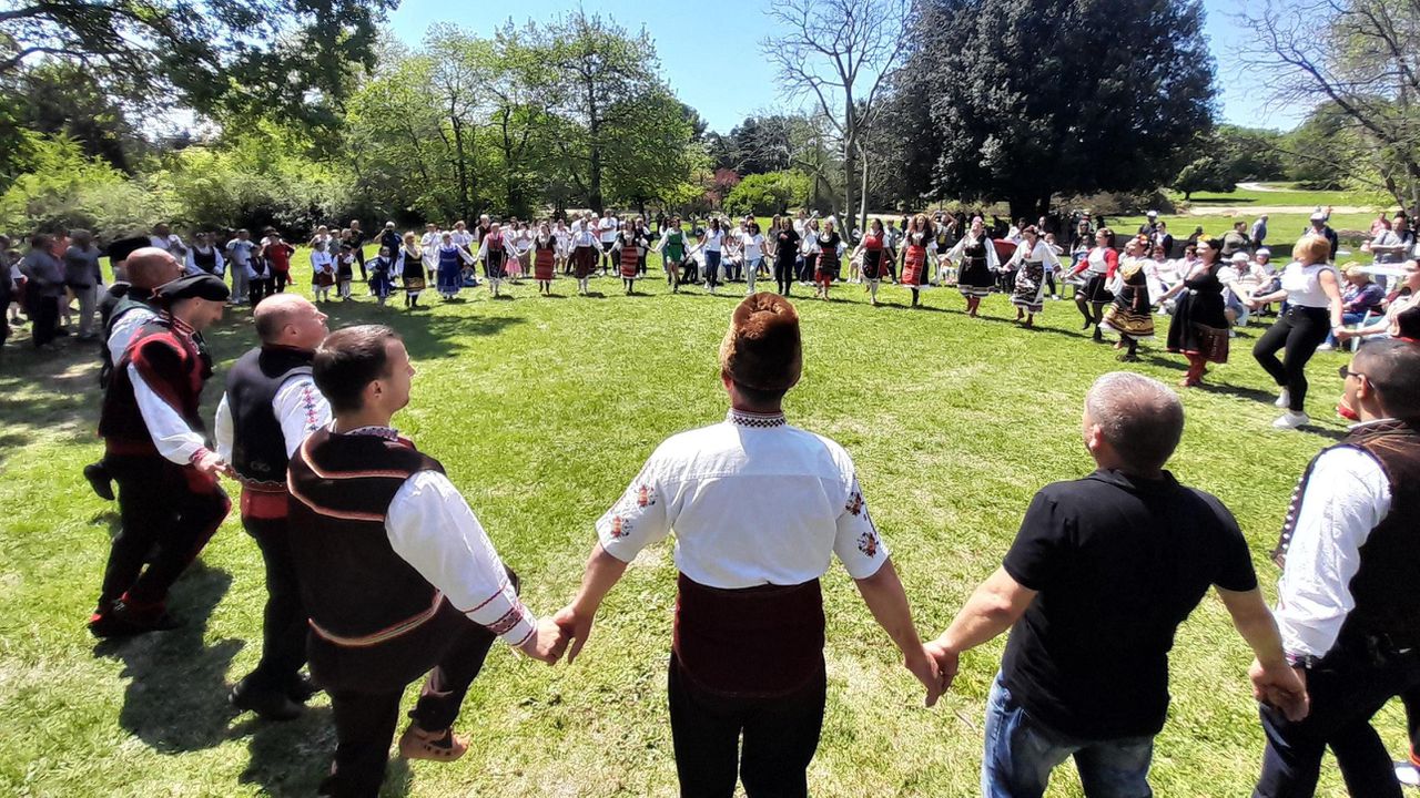 Невиждано досега дълго хоро се изви на площада в стамболовското
