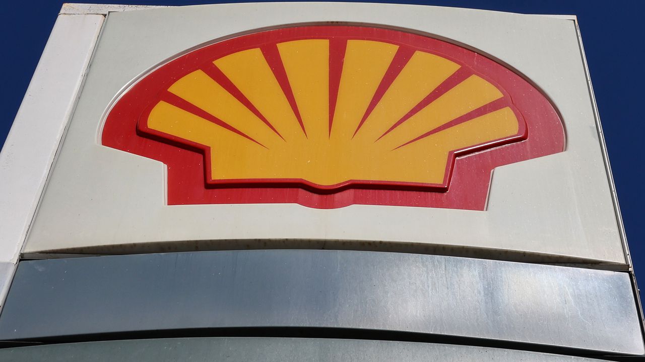 Британският петролен гигант Шел (Shell) очаква спад на печалбата за