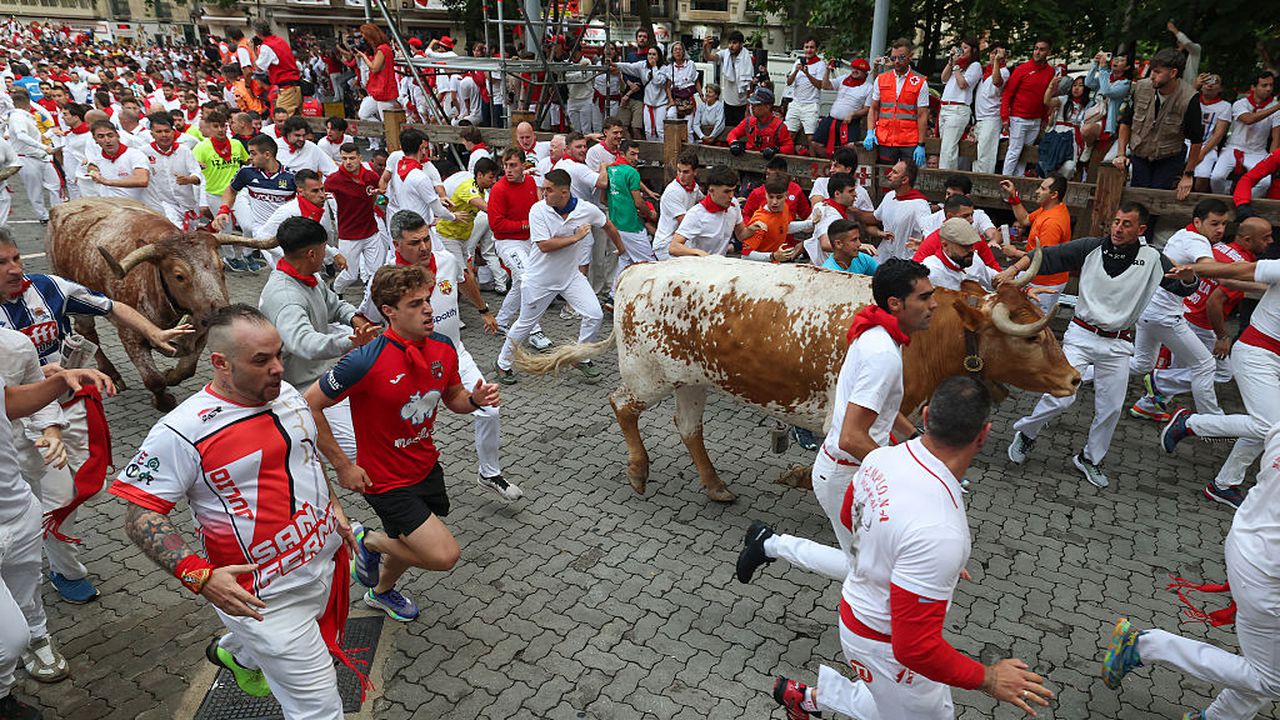 Шестима души са леко ранени при първото надбягване с бикове