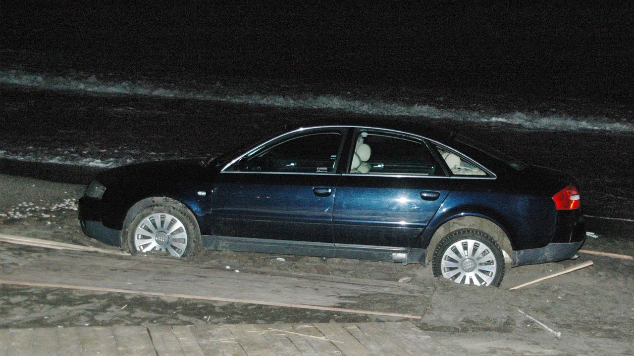 Глобиха двама шофьори за навлизане с автомобили върху плажната ивица
