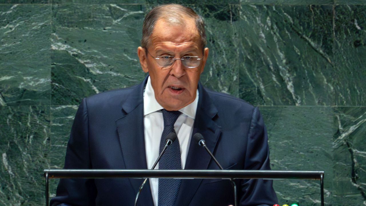 Според Сергей Лавров етническите малцинства в Украйна, сред които и българите, са подложени на асимилация