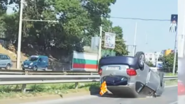 Зрелищна катастрофа в . Жена е с контузия на главата