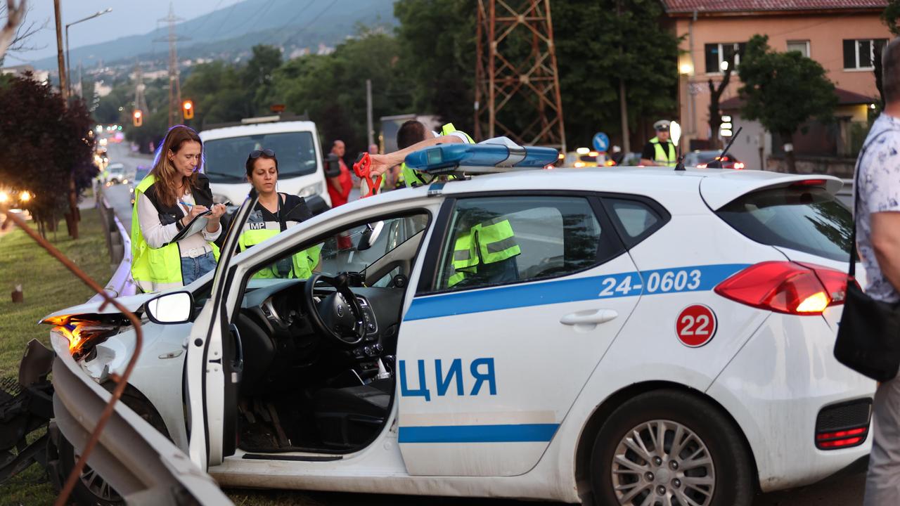 Лек автомобил блъсна полицейска кола на кръстовище в , съобщи