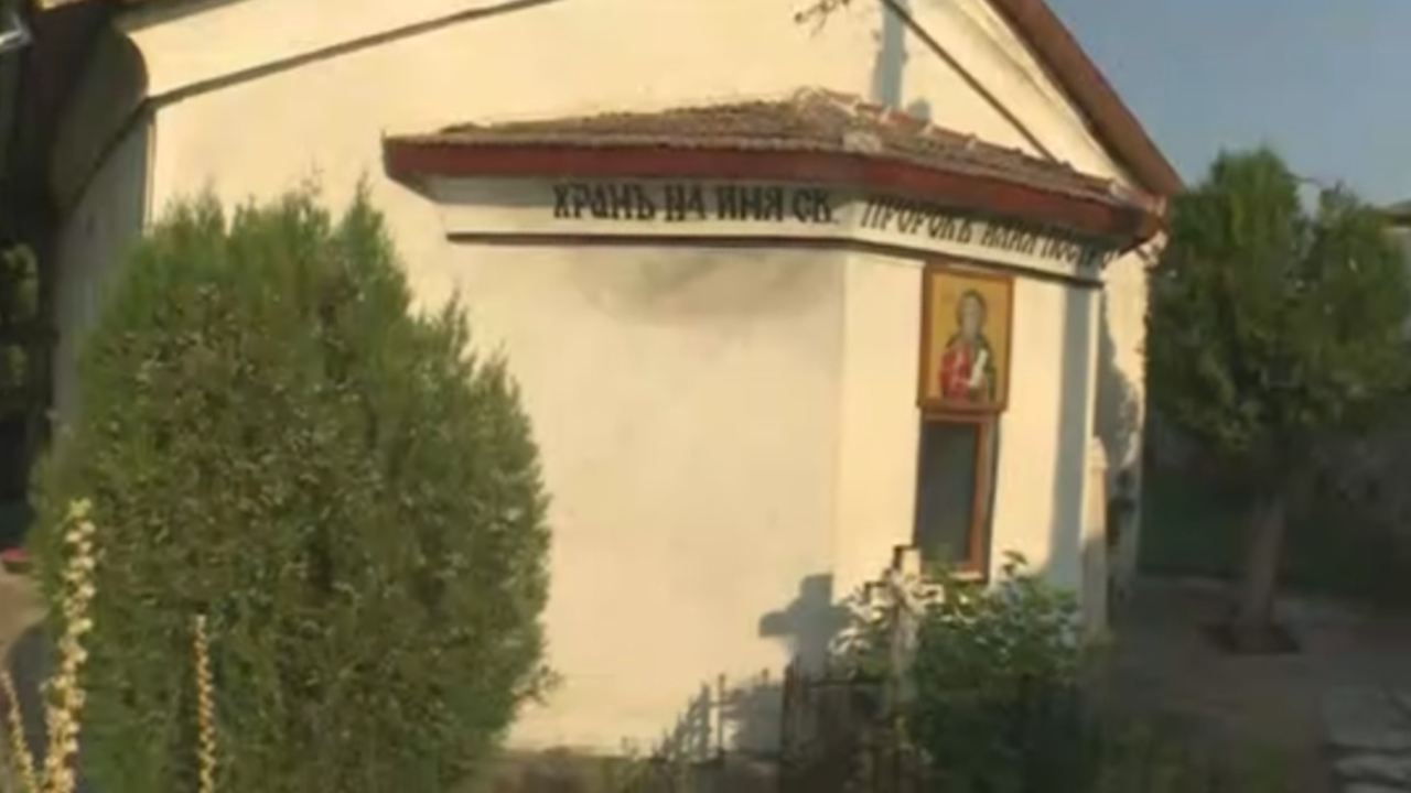 Конфликт в с. Бураново: жителите: „Платихме, искаме достъп до храма“, отец Граховски: „Не смогвам“