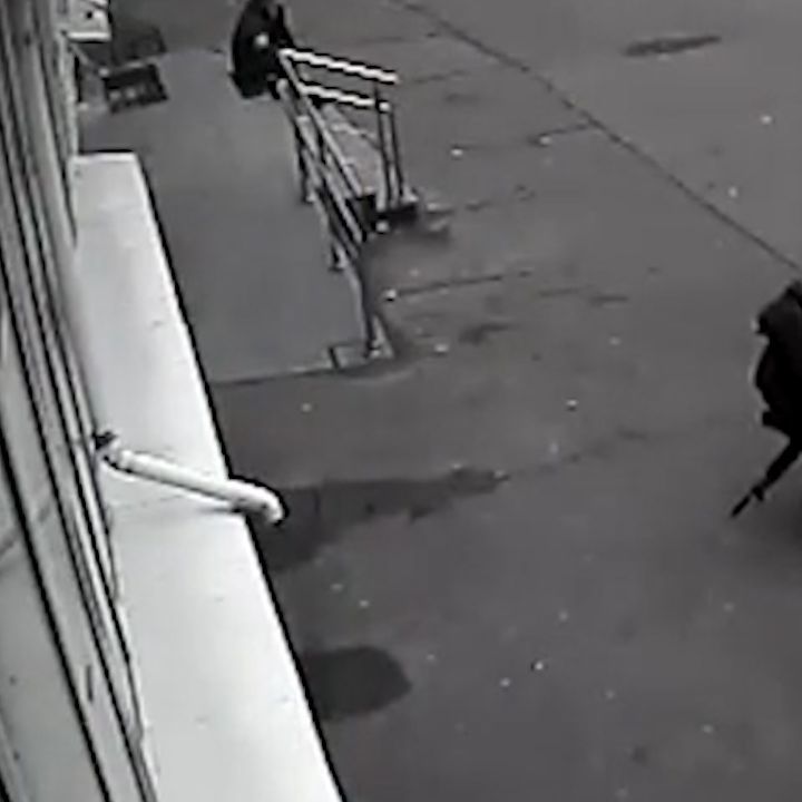 На 5 август 2025 г. Джъстин Бийбър публикува черно-бяло музикално