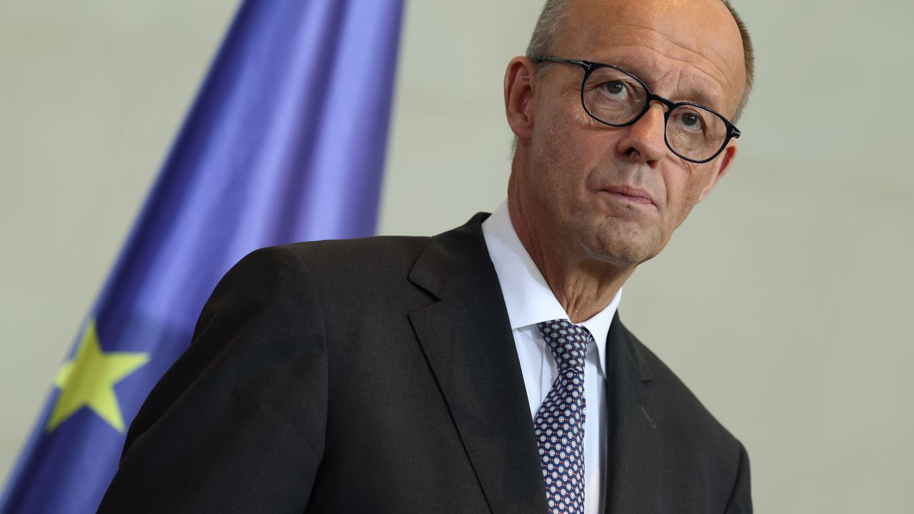 Консервативното правителство на германския канцлер се сблъсква с най-ниските си