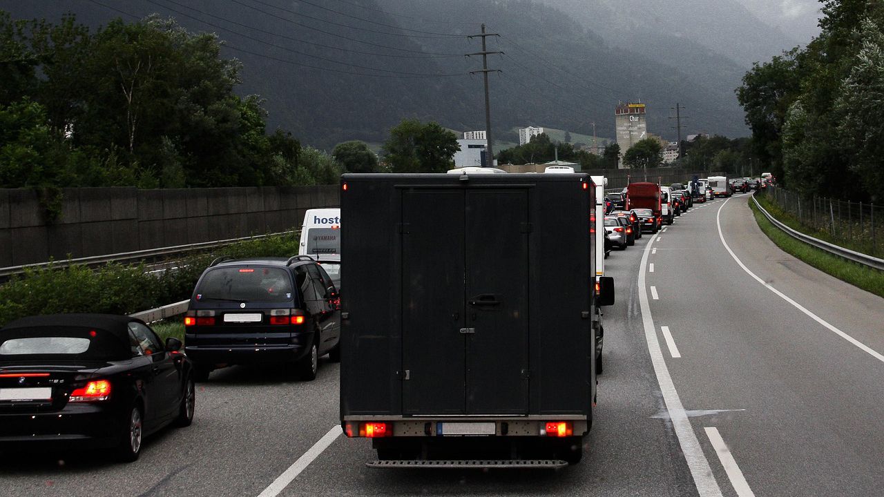 Временно движението по пътен възел Петрич-Мелник се осъществява в една лента заради катастрофа