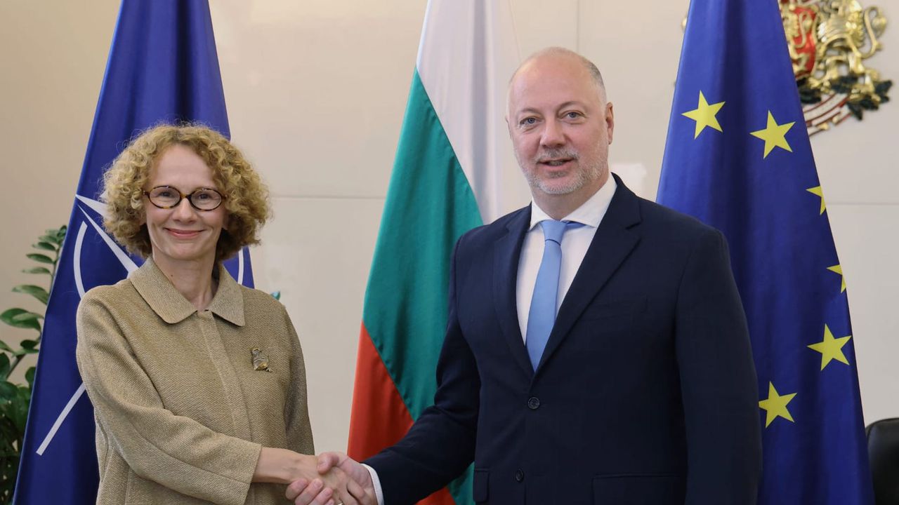 Активната роля на в НАТО и в колективната отбрана е