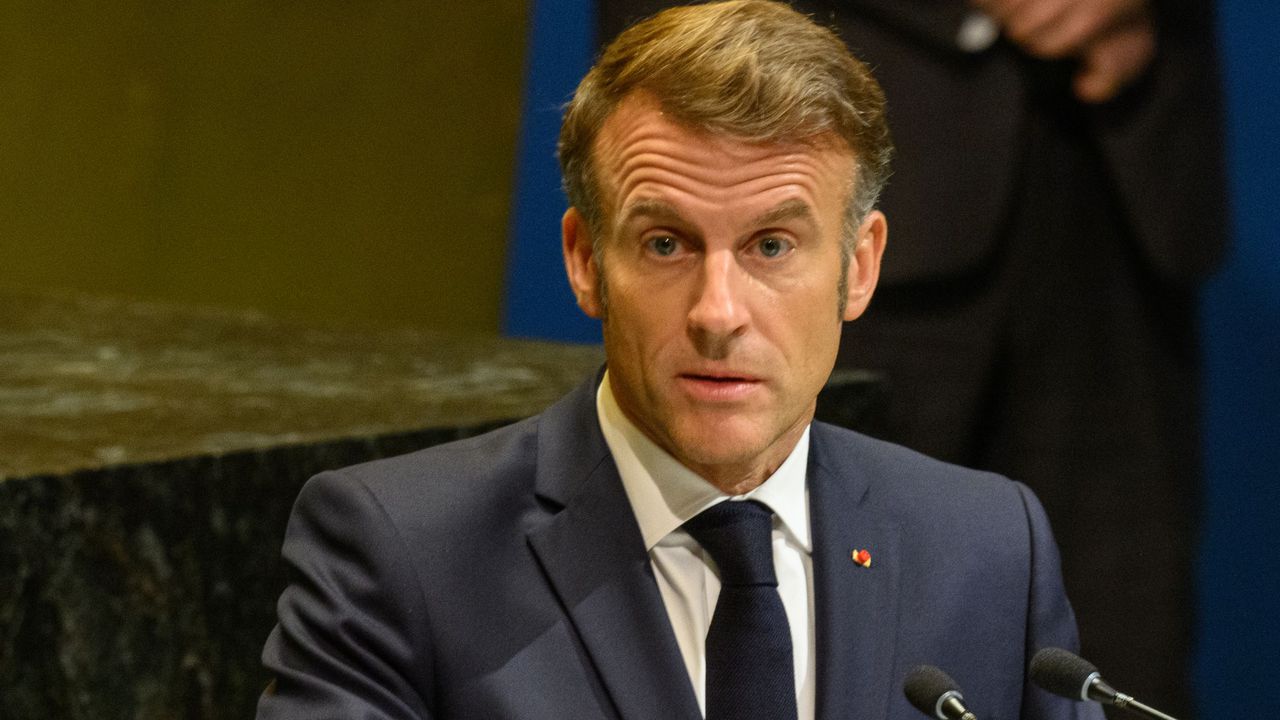 Бивш премиер на Макрон го призова да подаде оставка заради политическата криза