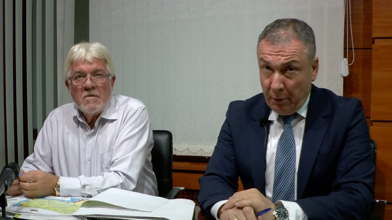 Кметът на Несебър и главният архитект Валентин Димов представят цялата документация на Елените