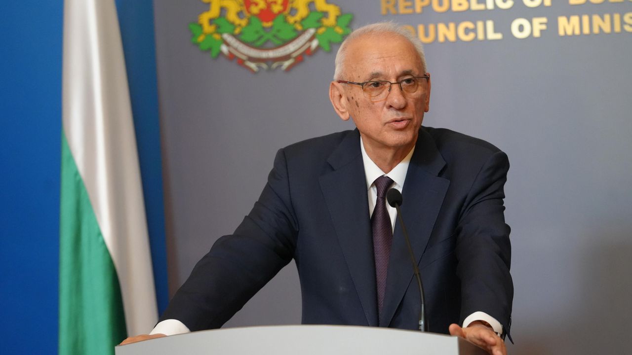 Здравният министър на въпрос дали ще се вдигнат заплатите на младите лекари: Може да поискат и слънцето да изгрява от запад