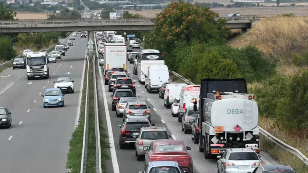 Километрично задръстване на АМ "Тракия" в посока София! Колите не се движат