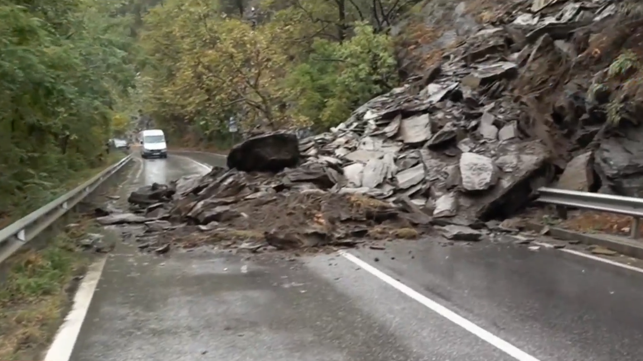 Свлачище затвори пътя Асеновград-Смолян