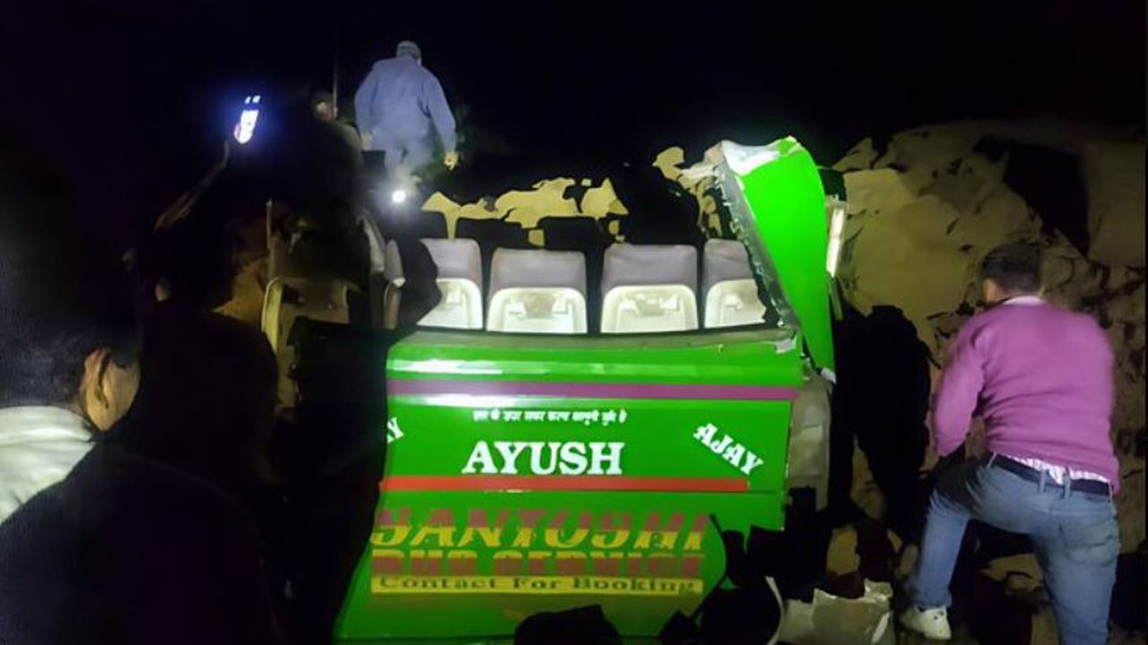 Свлачище затрупа автобус, най-малко 15 загинаха