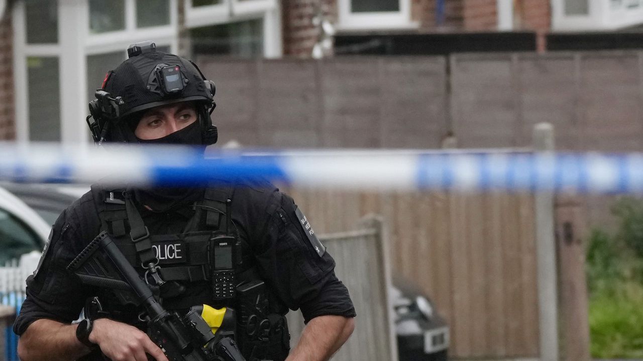 Облечени от главата до петите в екипировка за борба с